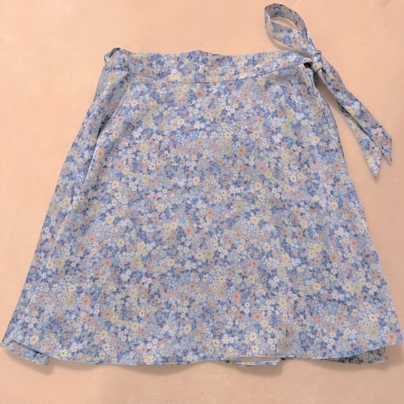 Aritzia Dresses & Skirts - Aritzia mini wrap skirt